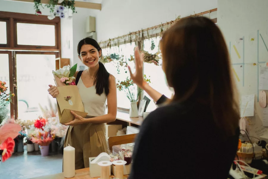 Florist menyambut dan mendengarkan kebutuhan pelanggan