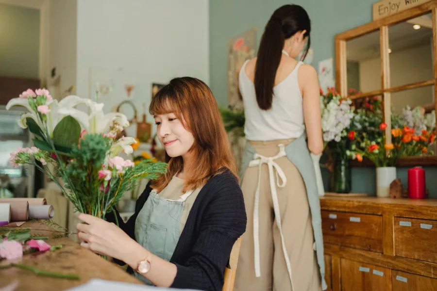 Florist memilih dan memadukan bunga di studio